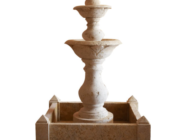 fontaine centrale en pierre